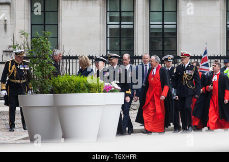 Londra, Regno Unito. Il 3 maggio, 2019. Il Duca di Cambridge e recentemente nominato Segretario della Difesa Penny Mordaunt arrivano ad un ricevimento presso la Queen Elizabeth II Centro a seguito di un servizio nazionale del Ringraziamento a Westminster Abbey per contrassegnare i cinquant'anni di continuo in mare (deterrente CASD). Gli attivisti della Campagna per il disarmo nucleare (CND), interrompere la coalizione bellica, la promessa di pace europea, i Quaccheri e altri gruppi di fede hanno protestato fuori contro l' organizzazione del servizio per tutta la sua durata. Credito: Mark Kerrison/Alamy Live News Foto Stock