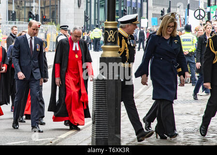 Londra, Regno Unito. Il 3 maggio, 2019.Il Duca di Cambridge, S.A.R. il Principe William (2 L) e recentemente nominato Segretario della Difesa Penny Mordaunt (R) lasciare l'Abbazia di Westminster per la Queen Elizabeth Conference Center a seguito di un servizio nazionale di ringraziamento a Mark cinquanta anni di continuo in mare (deterrente CASD). Una dimostrazione si è svolta di fronte alla abbazia di fermare la guerra di coalizione, gli attivisti della Campagna per il disarmo nucleare (CND) e altri gruppi religiosi. Credito: Claire Doherty/Alamy Live News Foto Stock