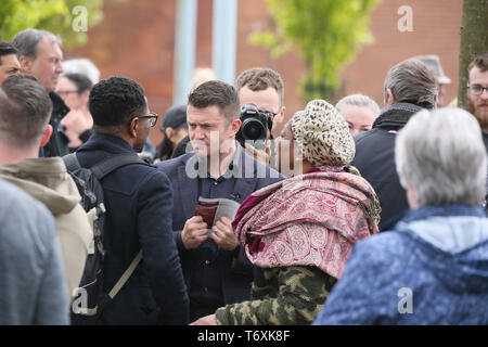 Middleton, Greater Manchester, Regno Unito. Il 3 maggio 2019. Membri del Regno Unito giubbotti giallo dare sostegno alla ex leader della difesa inglese League. Stephen Yaxley Lennon, noto anche come Tommy Robinson è touring greater manchester a promuovere se stesso stando in piedi nelle elezioni europee. Middleton, Greater Manchester, Regno Unito, 3 maggio, 2019 (C)Barbara Cook/Alamy Live News Credito: Barbara Cook/Alamy Live News Foto Stock