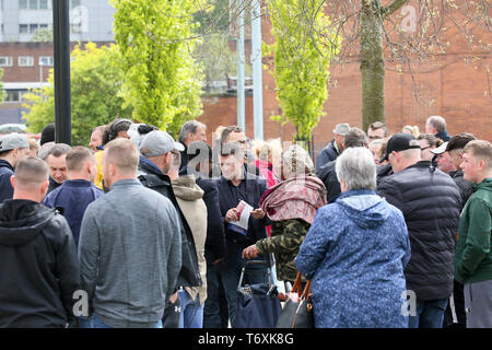 Middleton, Greater Manchester, Regno Unito. Il 3 maggio 2019. Membri del Regno Unito giubbotti giallo dare sostegno alla ex leader della difesa inglese League. Stephen Yaxley Lennon, noto anche come Tommy Robinson è touring greater manchester a promuovere se stesso stando in piedi nelle elezioni europee. Middleton, Greater Manchester, Regno Unito, 3 maggio, 2019 (C)Barbara Cook/Alamy Live News Credito: Barbara Cook/Alamy Live News Foto Stock