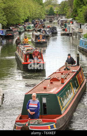 Londra, UK, 3 maggio 2019. Sono in corso i preparativi in po' di Venezia per la cavalcata Canalway, come decorate battelli sono lentamente spostati nelle loro posizioni nella piscina principale. Le feste popolari sono organizzati per le vie navigabili interne e di associazione verranno eseguiti 4-6Th maggio e che dispongono di più di 100 barche questo anno con canal boat rievocazioni, un accesa sfilata di barche, musica, spettacoli e sport acquatici nella piccola Venezia. Credito: Imageplotter/Alamy Live News Foto Stock