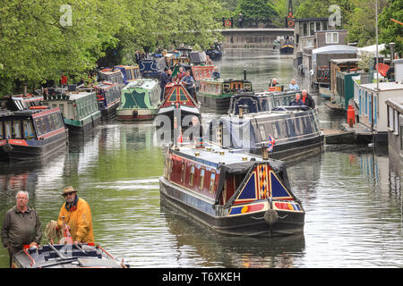 Londra, UK, 3 maggio 2019. Sono in corso i preparativi in po' di Venezia per la cavalcata Canalway, come decorate battelli sono lentamente spostati nelle loro posizioni nella piscina principale. Le feste popolari sono organizzati per le vie navigabili interne e di associazione verranno eseguiti 4-6Th maggio e che dispongono di più di 100 barche questo anno con canal boat rievocazioni, un accesa sfilata di barche, musica, spettacoli e sport acquatici nella piccola Venezia. Credito: Imageplotter/Alamy Live News Foto Stock