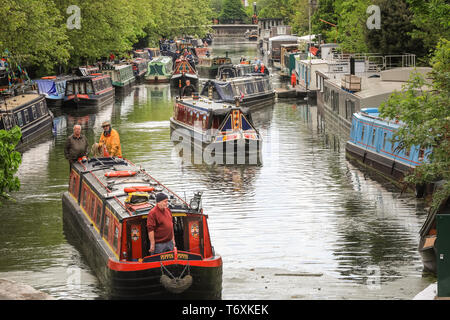 Londra, UK, 3 maggio 2019. Sono in corso i preparativi in po' di Venezia per la cavalcata Canalway, come decorate battelli sono lentamente spostati nelle loro posizioni nella piscina principale. Le feste popolari sono organizzati per le vie navigabili interne e di associazione verranno eseguiti 4-6Th maggio e che dispongono di più di 100 barche questo anno con canal boat rievocazioni, un accesa sfilata di barche, musica, spettacoli e sport acquatici nella piccola Venezia. Credito: Imageplotter/Alamy Live News Foto Stock