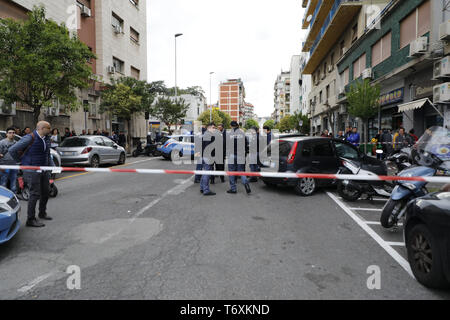 Napoli, Campania. Il 3 maggio, 2019. Italia 3 Maggio 2019 - Napoli tre persone, tra cui un bambino, sono stati feriti da arma da fuoco in un agguato in mezzo alla folla che ha avuto luogo appena prima 17.30 all'angolo di Piazza Nazionale e Via Acquaviva. Il bersaglio della morte il comando era un carcerato, Salvatore Nurcaro, 32, colpita da sei pallottole e ammesso al Loreto Mare ospedale dove i medici anche trovato un foro di entrata e una di uscita del torace. Credito: Fabio Sasso/ZUMA filo/Alamy Live News Foto Stock