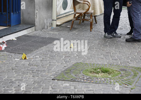 Napoli, Campania. Il 3 maggio, 2019. Italia 3 Maggio 2019 - Napoli tre persone, tra cui un bambino, sono stati feriti da arma da fuoco in un agguato in mezzo alla folla che ha avuto luogo appena prima 17.30 all'angolo di Piazza Nazionale e Via Acquaviva. Il bersaglio della morte il comando era un carcerato, Salvatore Nurcaro, 32, colpita da sei pallottole e ammesso al Loreto Mare ospedale dove i medici anche trovato un foro di entrata e una di uscita del torace. Credito: Fabio Sasso/ZUMA filo/Alamy Live News Foto Stock