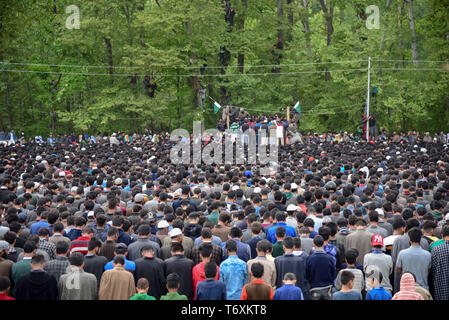 Pulwama, India, 3rde Maggio 2019. Gli abitanti di un villaggio del Kashmir si vede offrire preghiere funebri per ucciso Lateef Tiger durante il suo funerale presso la sua residenza in Dogripora.Migliaia di persone partecipano al corteo funebre di Lateef Ahmed Dar alias Lateef ''Tiger'' presso la sua residenza in Dogripora villaggio, a sud di Srinagar. Credito: ZUMA Press, Inc./Alamy Live News Foto Stock