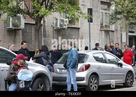 Napoli, Campania. Il 3 maggio, 2019. Italia 3 Maggio 2019 - Napoli tre persone, tra cui un bambino, sono stati feriti da arma da fuoco in un agguato in mezzo alla folla che ha avuto luogo appena prima 17.30 all'angolo di Piazza Nazionale e Via Acquaviva. Il bersaglio della morte il comando era un carcerato, Salvatore Nurcaro, 32, colpita da sei pallottole e ammesso al Loreto Mare ospedale dove i medici anche trovato un foro di entrata e una di uscita del torace. Credito: Fabio Sasso/ZUMA filo/Alamy Live News Foto Stock