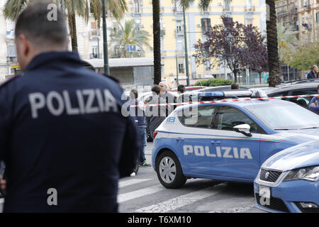 Napoli, Campania. Il 3 maggio, 2019. Italia 3 Maggio 2019 - Napoli tre persone, tra cui un bambino, sono stati feriti da arma da fuoco in un agguato in mezzo alla folla che ha avuto luogo appena prima 17.30 all'angolo di Piazza Nazionale e Via Acquaviva. Il bersaglio della morte il comando era un carcerato, Salvatore Nurcaro, 32, colpita da sei pallottole e ammesso al Loreto Mare ospedale dove i medici anche trovato un foro di entrata e una di uscita del torace. Credito: Fabio Sasso/ZUMA filo/Alamy Live News Foto Stock