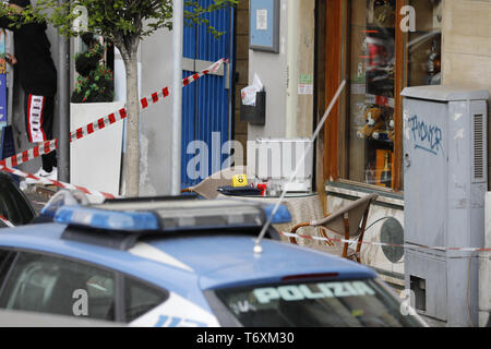 Napoli, Campania. Il 3 maggio, 2019. Italia 3 Maggio 2019 - Napoli tre persone, tra cui un bambino, sono stati feriti da arma da fuoco in un agguato in mezzo alla folla che ha avuto luogo appena prima 17.30 all'angolo di Piazza Nazionale e Via Acquaviva. Il bersaglio della morte il comando era un carcerato, Salvatore Nurcaro, 32, colpita da sei pallottole e ammesso al Loreto Mare ospedale dove i medici anche trovato un foro di entrata e una di uscita del torace. Credito: Fabio Sasso/ZUMA filo/Alamy Live News Foto Stock