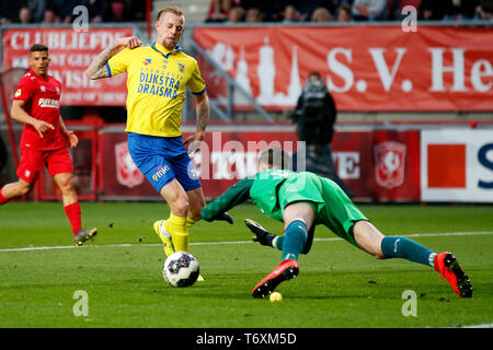 ENSCHEDE , 03-05-2019 , Grolsch Veste, stagione 2018 - 2019 , Keukenkampioen divisie , Kevin van Kippersluis Jorn Brondeel durante il gioco FC Twente - SC Cambuur Foto Stock