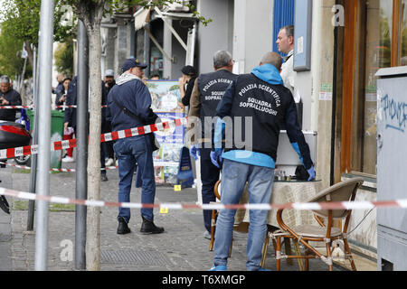 Napoli, Campania. Il 3 maggio, 2019. Italia 3 Maggio 2019 - Napoli tre persone, tra cui un bambino, sono stati feriti da arma da fuoco in un agguato in mezzo alla folla che ha avuto luogo appena prima 17.30 all'angolo di Piazza Nazionale e Via Acquaviva. Il bersaglio della morte il comando era un carcerato, Salvatore Nurcaro, 32, colpita da sei pallottole e ammesso al Loreto Mare ospedale dove i medici anche trovato un foro di entrata e una di uscita del torace. Credito: Fabio Sasso/ZUMA filo/Alamy Live News Foto Stock