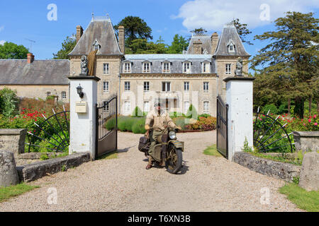 Un privato dell'101st Divisione Aerotrasportata dell'esercito degli Stati Uniti su un liberatore Harley Davidson motociclo durante il D-Day celebrazioni in Normandia, Francia Foto Stock