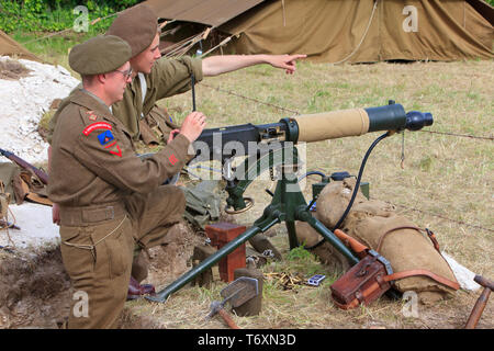 Due Royal Northumberland Fusiliers manning un 303 Vickers mitragliatrice durante la II Guerra Mondiale il D-Day celebrazioni in Normandia, Francia Foto Stock