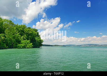 Il mare ed il cielo blu Foto Stock