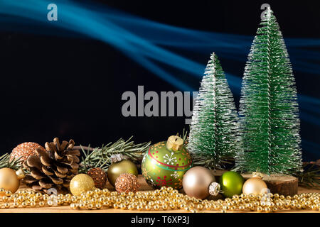 Decorazione di Natale abeti con sfere di vetro Foto Stock