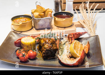 Surf and Turf aragosta e carni bovine Foto Stock