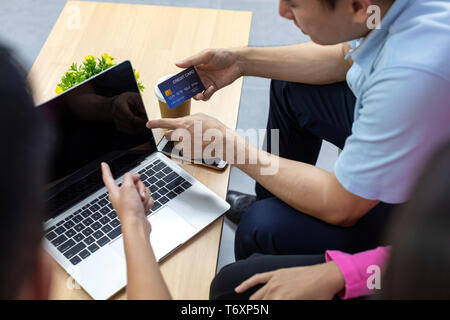 Giovani freelance gruppo utilizzando la carta di credito Foto Stock