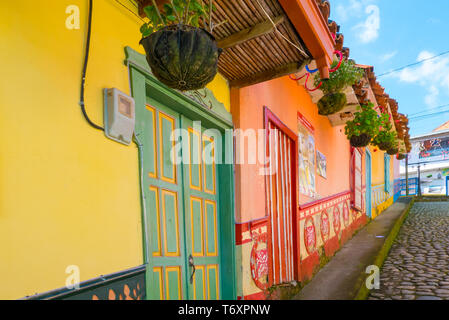 Case colorate in strada di memorie Guatape Foto Stock