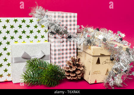 Decorazione di Natale confezione regalo con sfondo rosa Foto Stock