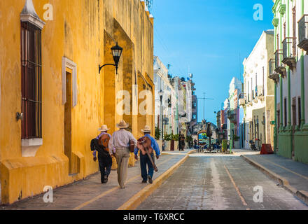 Mariachi sulle strade di coloniale della città di Campeche, Messico Foto Stock