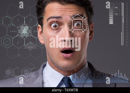 Concetto di sensore impiantato nell'occhio umano Foto Stock