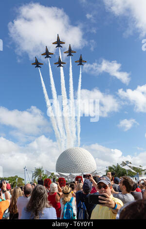 La US Navy Blue Angels Flyover parco Epcot del Walt Disney World Center Maggio 2, 2019 Foto Stock