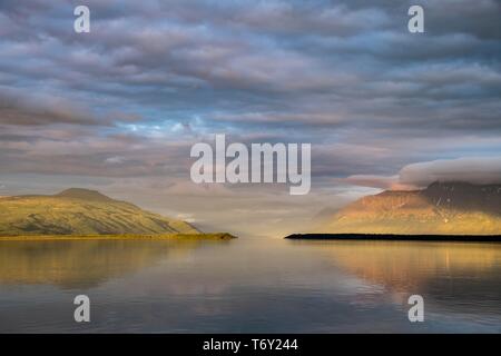 Atmosfera serale al Lago Naknek, montagne soleggiate, Katmai National Park, Alaska, STATI UNITI D'AMERICA Foto Stock