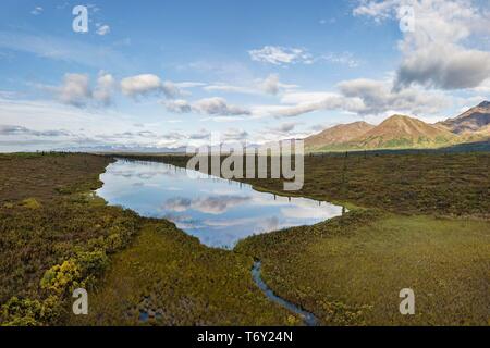 Il lago in tundral autunnali paesaggio, Alaska Range, Central Alaska, Alaska, STATI UNITI D'AMERICA Foto Stock