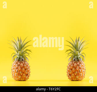 Bella di ananas fresco isolato su colore giallo brillante background, estate frutta di stagione idea design pattern concetto, spazio copia, close up Foto Stock