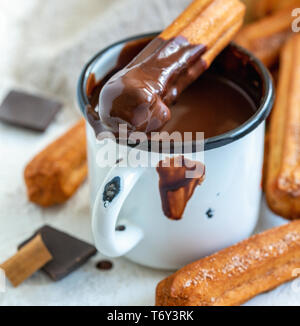 Tradizionale spagnolo dessert churros con cioccolata calda. Foto Stock