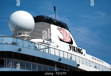 Il logo della società per il Viking crociere oceaniche sul Viking Sky. Foto Stock