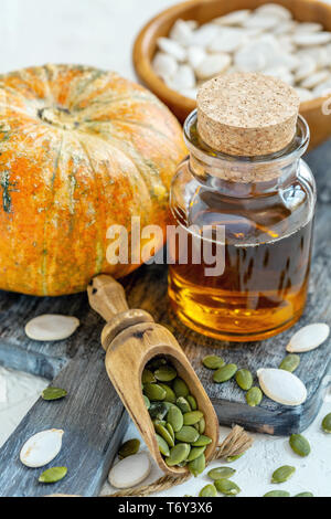 I semi di zucca olio pressato a freddo in bottiglia di close-up. Foto Stock