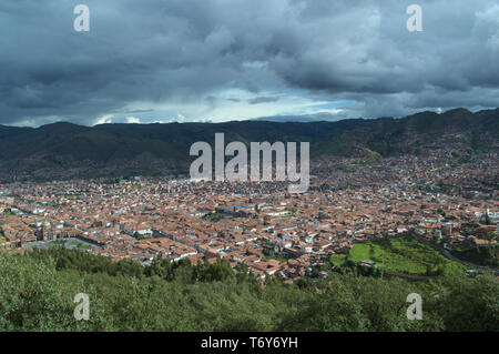 La città di Cusco, Perù, come si vede dalle rovine di Sacsayhuaman. Foto Stock