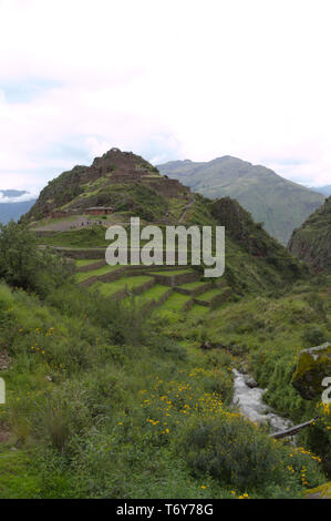 Rovine Inca di Pisac, Perù. Questa è parte della regione conosciuta come la Valle Sacra, fu un luogo di grande importanza religiosa alla civiltà andine. Foto Stock