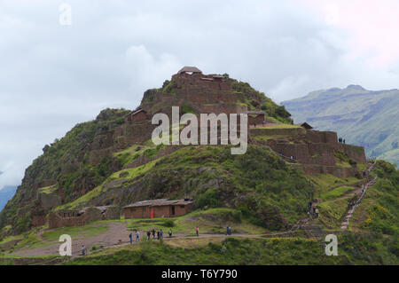 Rovine Inca di Pisac, Perù. Questa è parte della regione conosciuta come la Valle Sacra, fu un luogo di grande importanza religiosa alla civiltà andine. Foto Stock