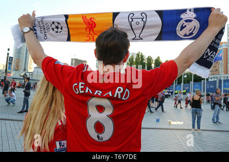 I tifosi del Liverpool mostrano il loro sostegno nei pressi del NSC Olimpiyskiy Stadium di Kiev prima della finale di UEFA Champions League 2018 Foto Stock