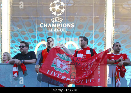 I tifosi del Liverpool mostrano il loro sostegno nei pressi del NSC Olimpiyskiy Stadium di Kiev prima della finale di UEFA Champions League 2018 Foto Stock