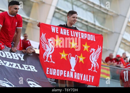 I tifosi del Liverpool mostrano il loro sostegno nei pressi del NSC Olimpiyskiy Stadium di Kiev prima della finale di UEFA Champions League 2018 Foto Stock