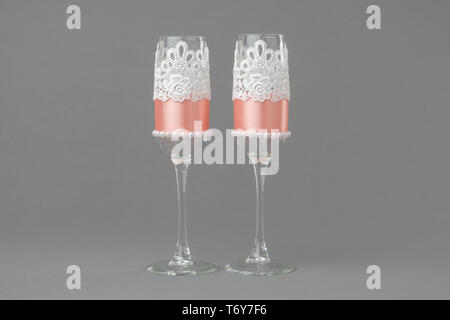 Matrimonio di due bicchieri di vino decorate con pizzo, perle e nastro. Foto Stock