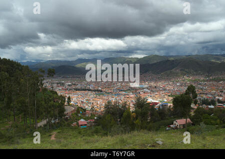 La città di Cusco, Perù, come si vede dalle rovine di Sacsayhuaman. Foto Stock