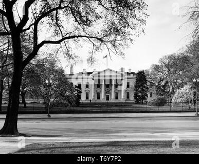 Colpo lungo di alberi che incorniciano la Casa Bianca a Nord del portico, Washington, Distretto di Columbia, 28 marzo 1948. Immagine cortesia archivi nazionali. () Foto Stock