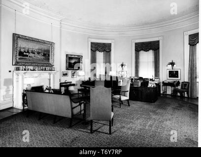 Posti a sedere, un Steinway pianoforte e diversi dipinti in il presidente Harry S Truman il secondo piano Sala Ovale studio, la Casa Bianca di Washington, Distretto di Columbia, luglio 1948. Immagine cortesia archivi nazionali. () Foto Stock