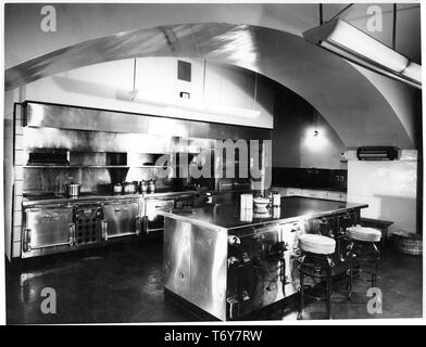 Leggermente angolata vista di un arco che si estende su un area cucina al piano inferiore della Casa Bianca di Washington, Distretto di Columbia, 21 gennaio, 1948. Immagine cortesia archivi nazionali. () Foto Stock