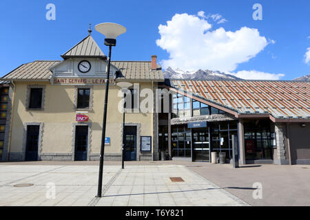 Gare SNCF Le Fayet-Saint-GERVAIS-les-Bains. Rond Point des Allobroges. Foto Stock