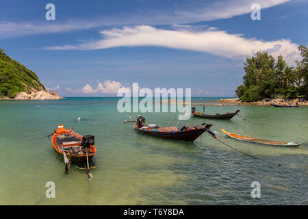 Tailandese tradizionale lunghe barche in mare Foto Stock