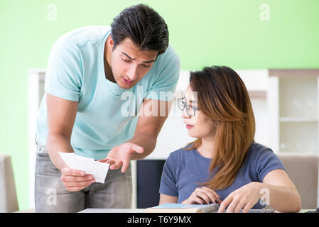 Famiglia giovane lottando con personal finance Foto Stock