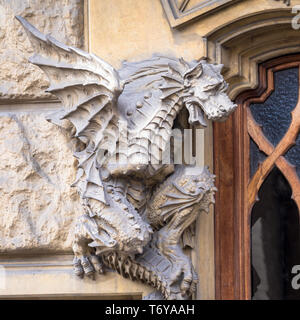 Torino, Italia - Dragon vittoria sulla facciata del palazzo Foto Stock