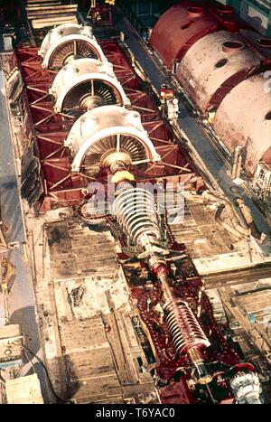 Ad alto angolo di visione di un motore a turbina in un impianto ad energia nucleare, Francia, 1970. Immagine cortesia del Dipartimento Americano di Energia. () Foto Stock