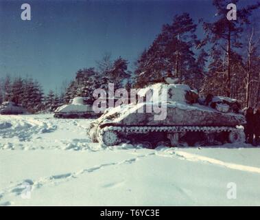 M-4 Sherman serbatoi del decimo battaglione serbatoio allineate su una coperta di neve campo durante la Battaglia di Bulge durante la II Guerra Mondiale, vicino a St Vith, Belgio, 1945. Immagine cortesia archivi nazionali. () Foto Stock