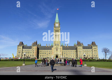 Ottawa, Ontario, Canada - Novembre 2018 - Parlamento canadese, vista frontale in estate in una giornata di sole con cielo blu. Persone nella parte anteriore dell'edificio. Foto Stock